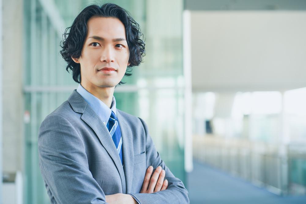 【メンズ向け】グレースーツの着こなし術！センスに差がつく人気コーデをご紹介