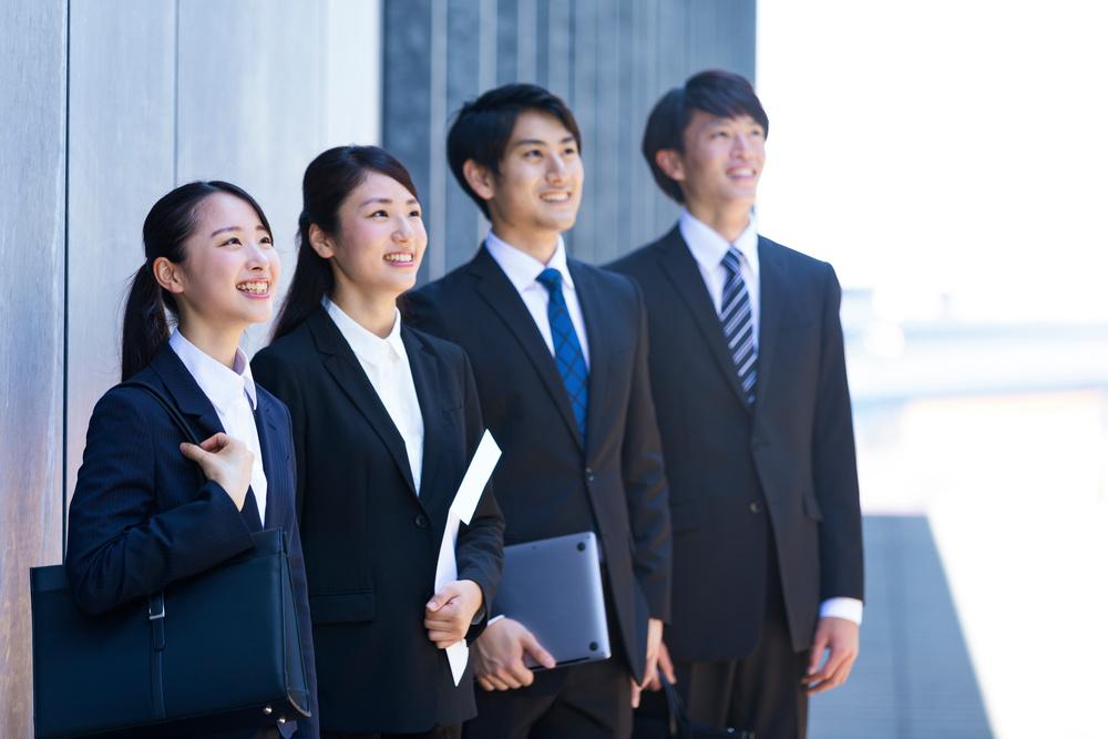 リクルートスーツの着用ルールとは?基本の選び方&正しい着こなしで好印象を与えよう