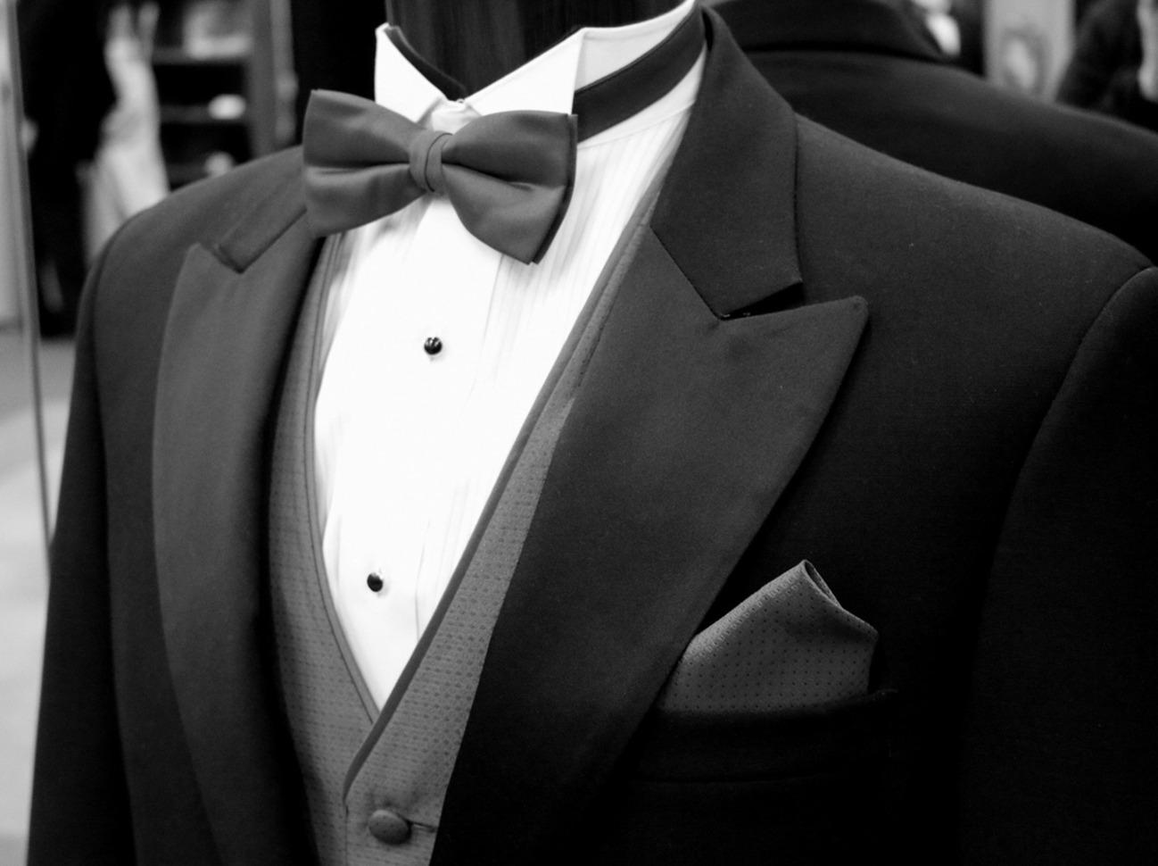 礼服と黒いビジネススーツは何が違うの？