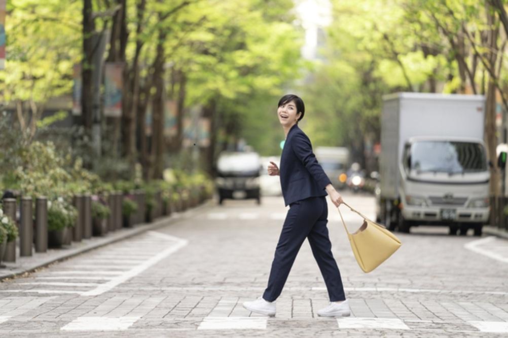 働く女性必見！スーツ×スニーカーのおしゃれな合わせ方！コーデ術も紹介