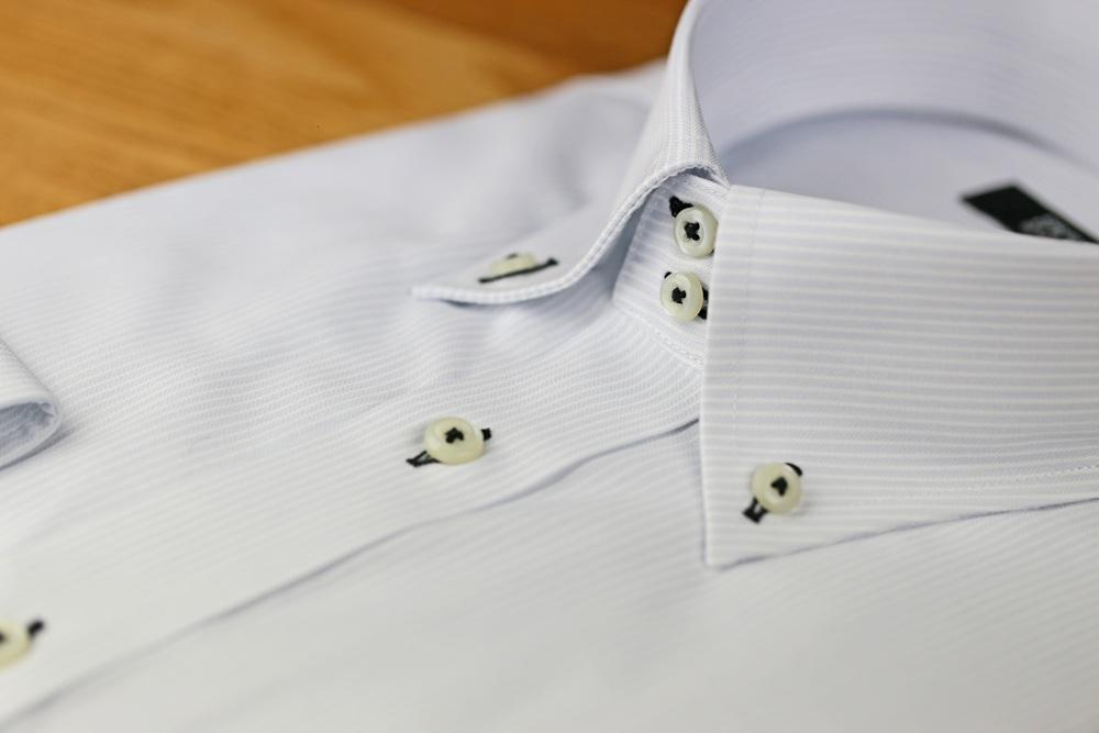 ボタンダウンシャツとは？正しい着こなしや着用時の注意点を解説
