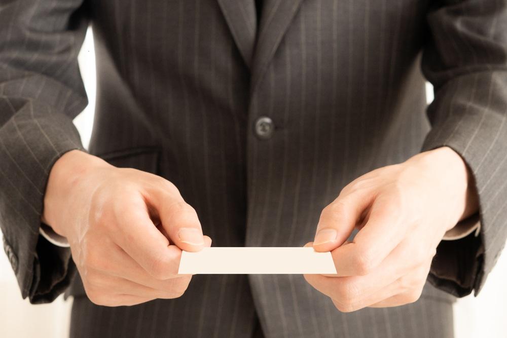 名刺の渡し方とは？NG行動やアクシデント対処法など名刺交換マナーを解説