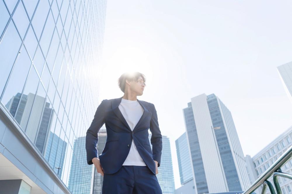 ジャケット×Tシャツは合う？おしゃれに見せる方法を紹介