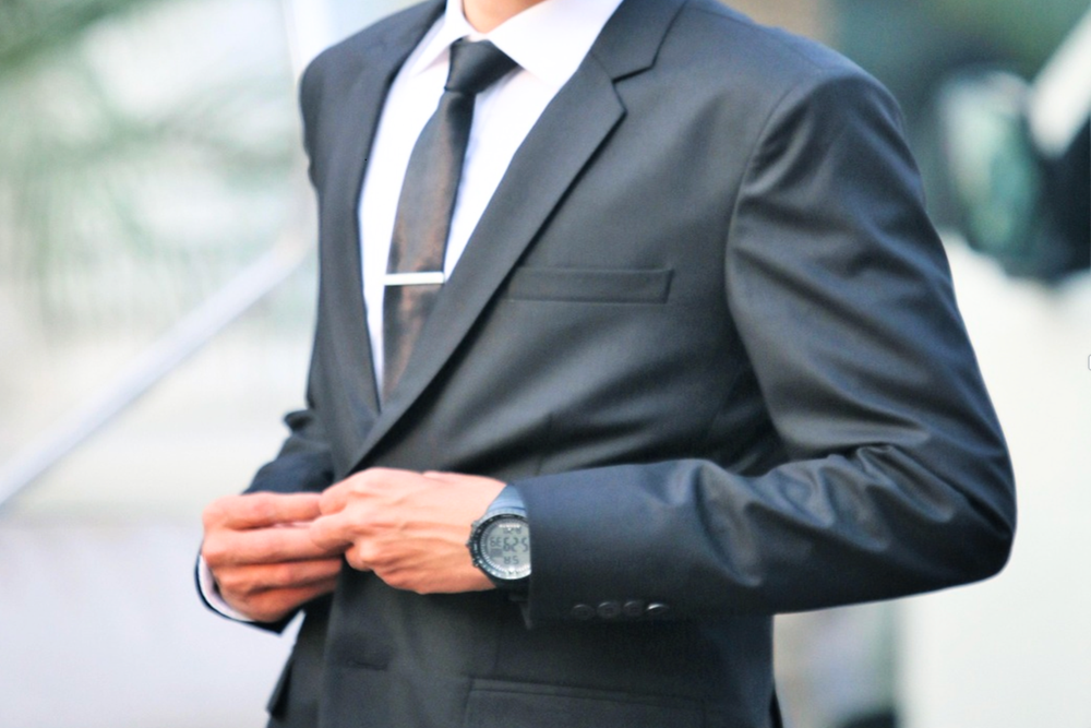 スーツのボタンは留める？開ける？正しいボタンマナーについて解説
