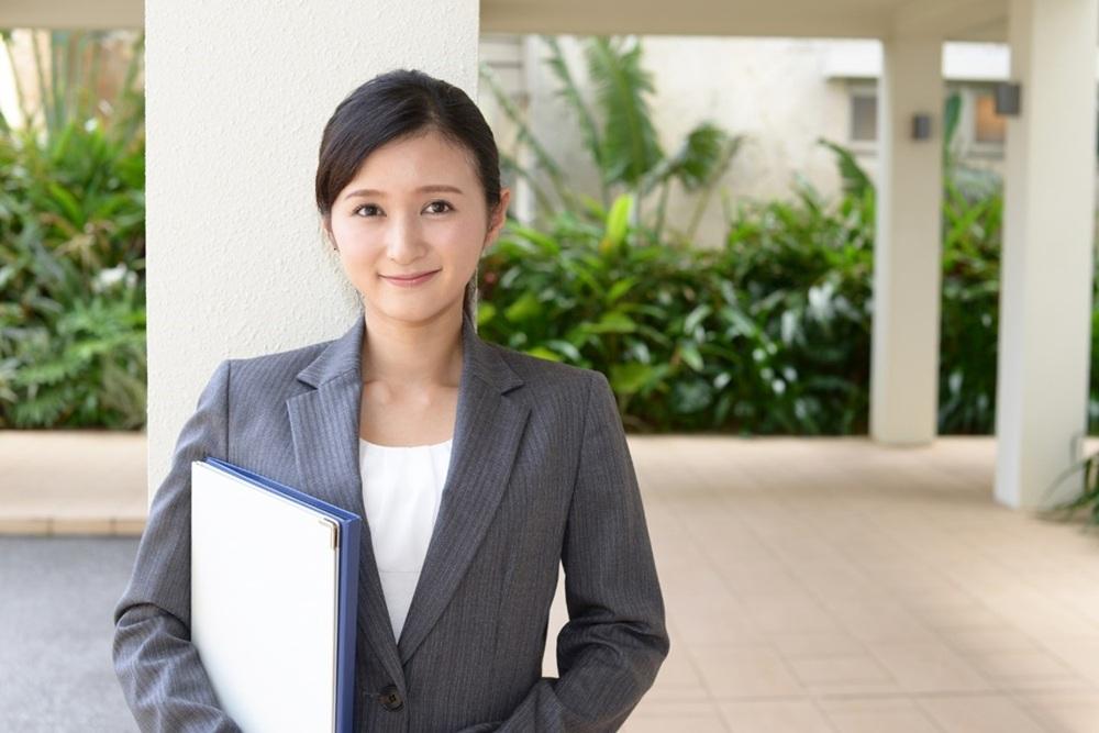 女性向けジャケットのボタンは開ける？正しい留め方やジャケット選びのポイントをご紹介