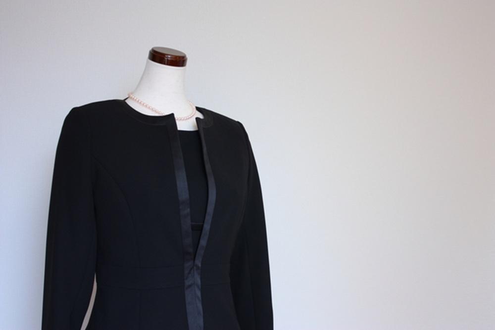 葬儀にスーツはマナー違反？女性向けブラックフォーマルの基本