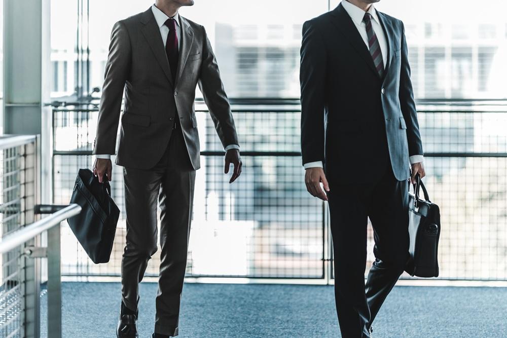 スーツに合うカバンの正解は？基本の6タイプと色・素材・サイズなど徹底解説