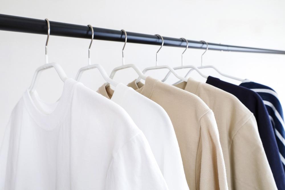 カットソーとTシャツの違いは？デザインや用途の違いや着こなし方まで解説