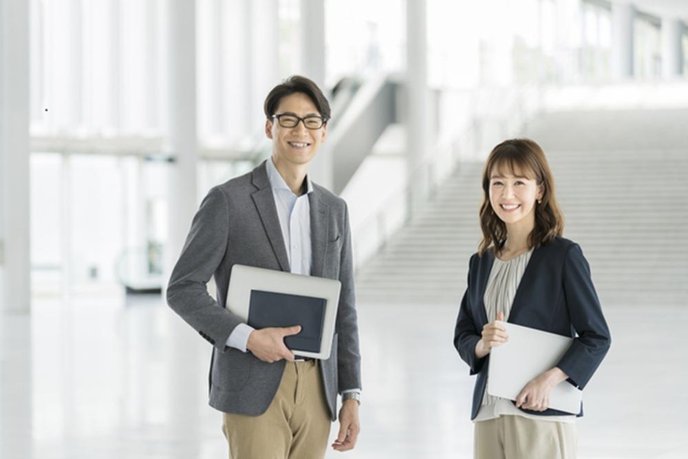 オフィスカジュアルとは？基本ルールと男女別定番アイテムを徹底解説