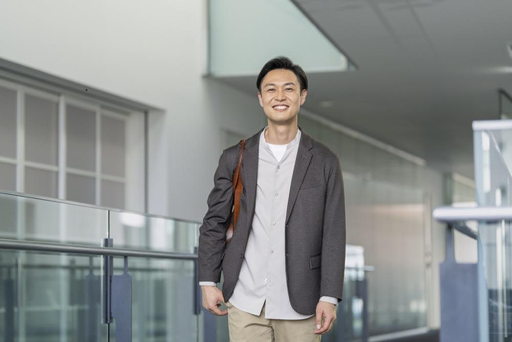 オフィスカジュアルOKなチノパンの選び方！季節別コーデ術を紹介