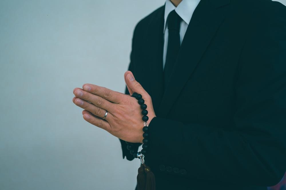 男性用喪服はどこで買う？選び方や着こなしのマナーについても解説