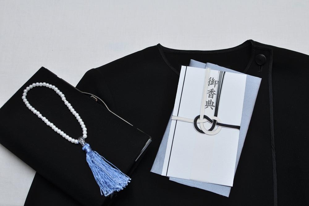 喪服と礼服の違いは？着用マナーや選び方についても解説