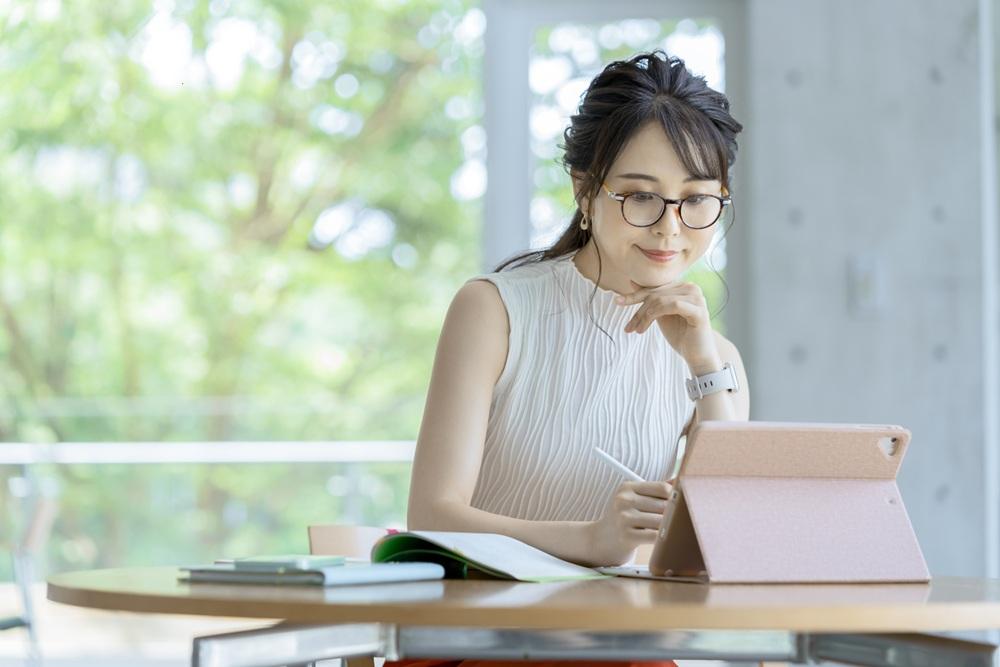 夏のオフィスカジュアルとは？女性向けコーデ＆アイテム選びのコツ