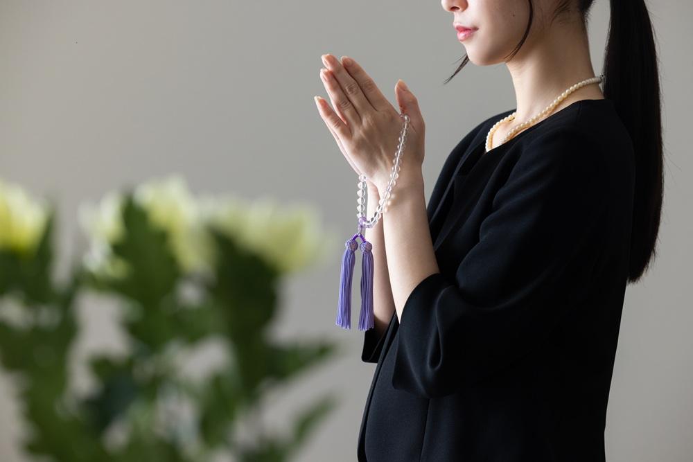 略喪服とは?喪服との違いや着こなしを男女別に解説