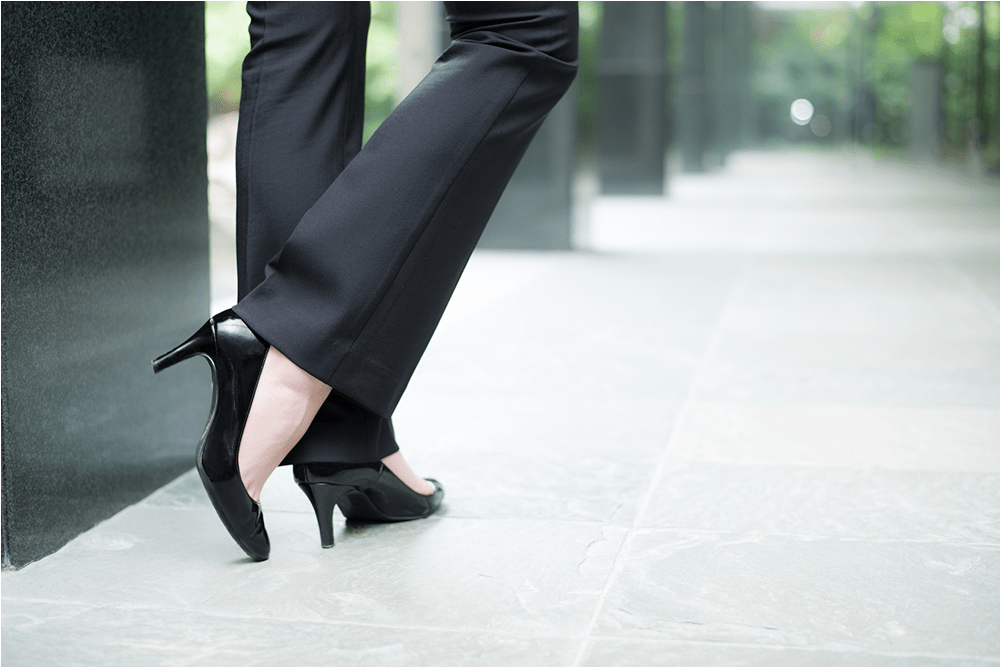 結婚式にパンツスーツはOK？マナーや選び方を紹介