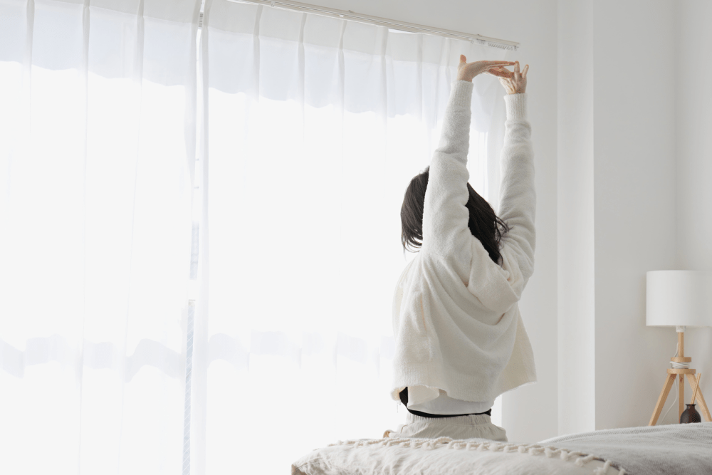 ルームウェアとパジャマの違いは？睡眠の質で考える使い分けと選び方を解説