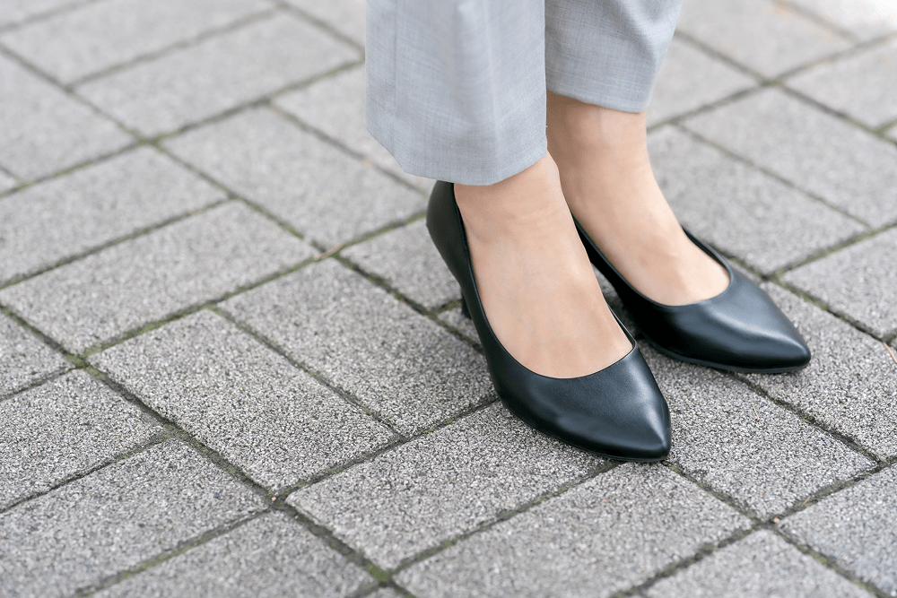 レディースのオフィスカジュアルに合う靴とは？失敗しない選び方を徹底ガイド