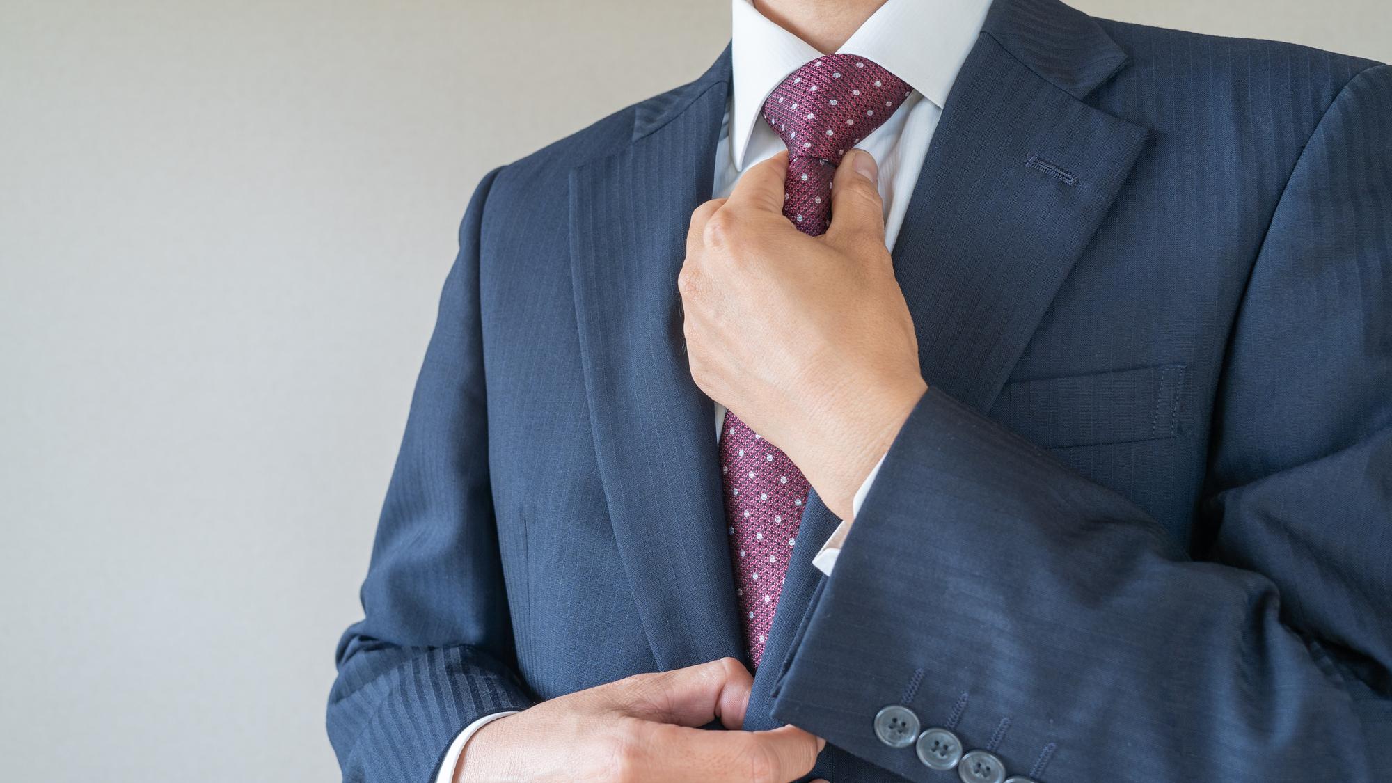 フォーマルスーツとは？ビジネススーツとの違いと選び方を紹介
