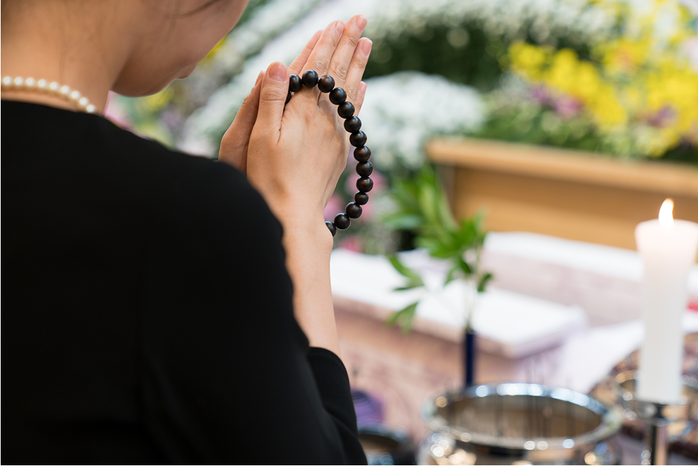 女性が喪服にパンツスーツを着てもいい？選び方やNG例を解説