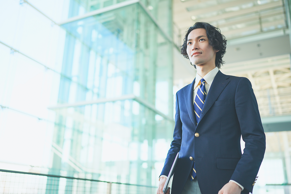 ブレザーとは？ジャケットとの違いや種類・コーデ例を紹介