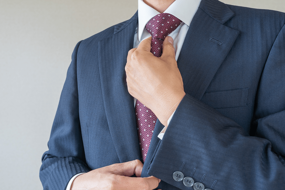 フォーマルスーツとは？ビジネススーツとの違いと選び方を紹介