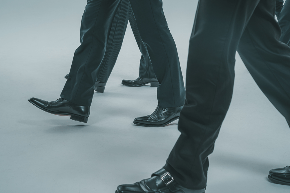 黒スラックスはビジネスシーンで人気！おすすめコーデとパンツの選び方を解説