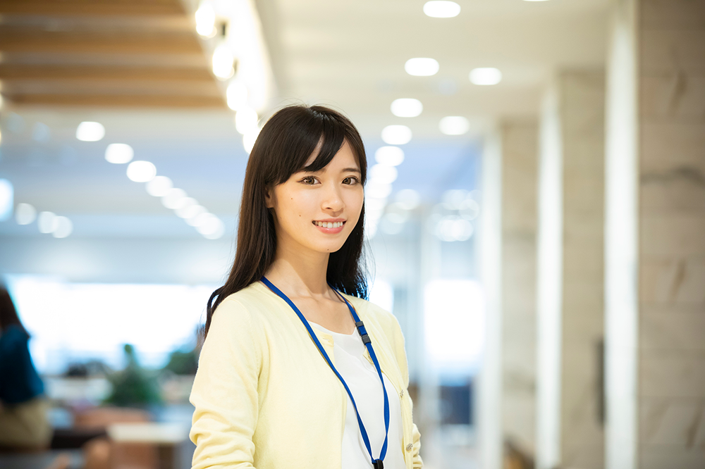 ニュアンスカラーとは？代表的な色と季節・シーン別のコーデ例