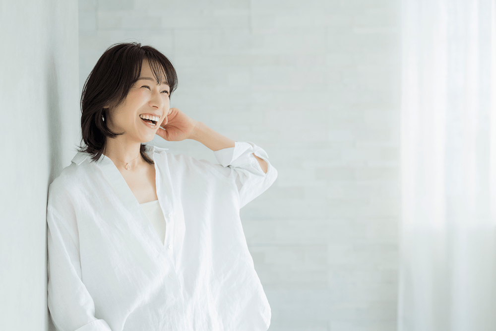 白ブラウスコーデで印象アップ！垢抜けのコツと選び方を紹介
