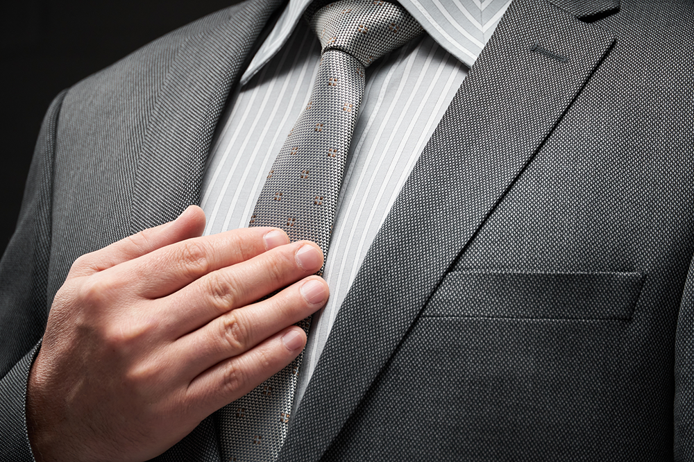 ネクタイの洗濯は自宅でできる？失敗しない手洗いと乾かし方のコツ