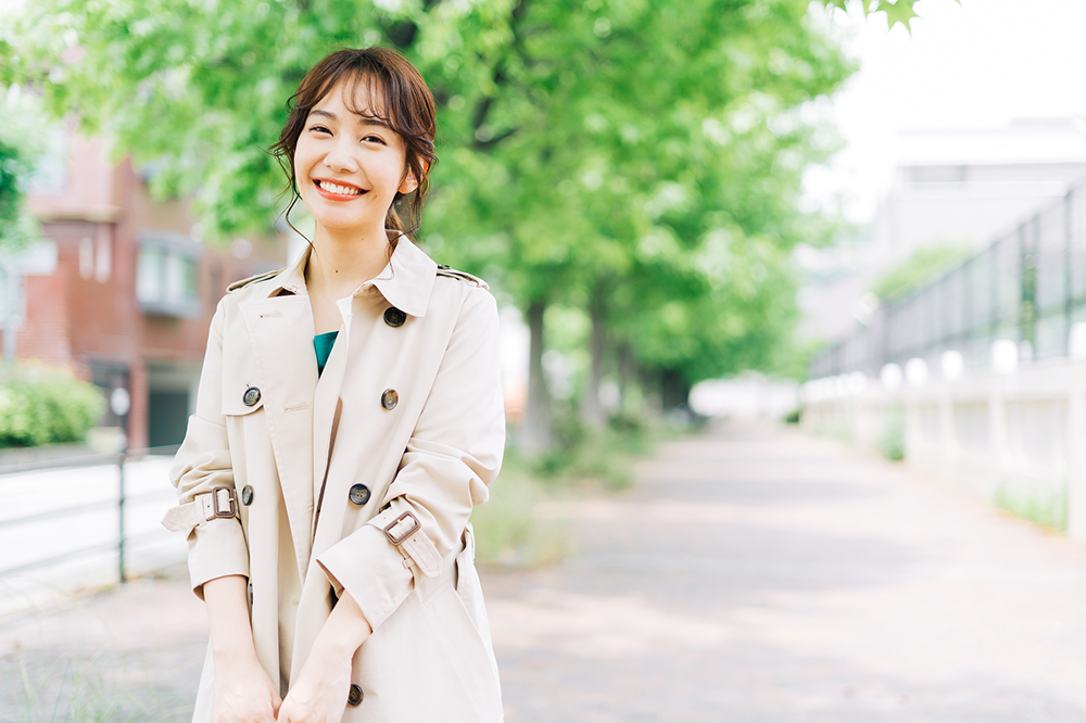 トレンチコートの結び方で印象チェンジ！おしゃれに決まるベルトアレンジ集