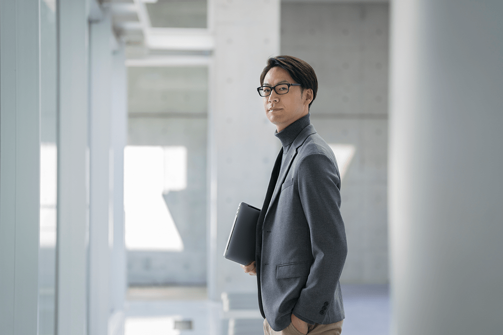 タートルネックのメンズ向け着こなしガイド！インナー選びやレイヤード術まで