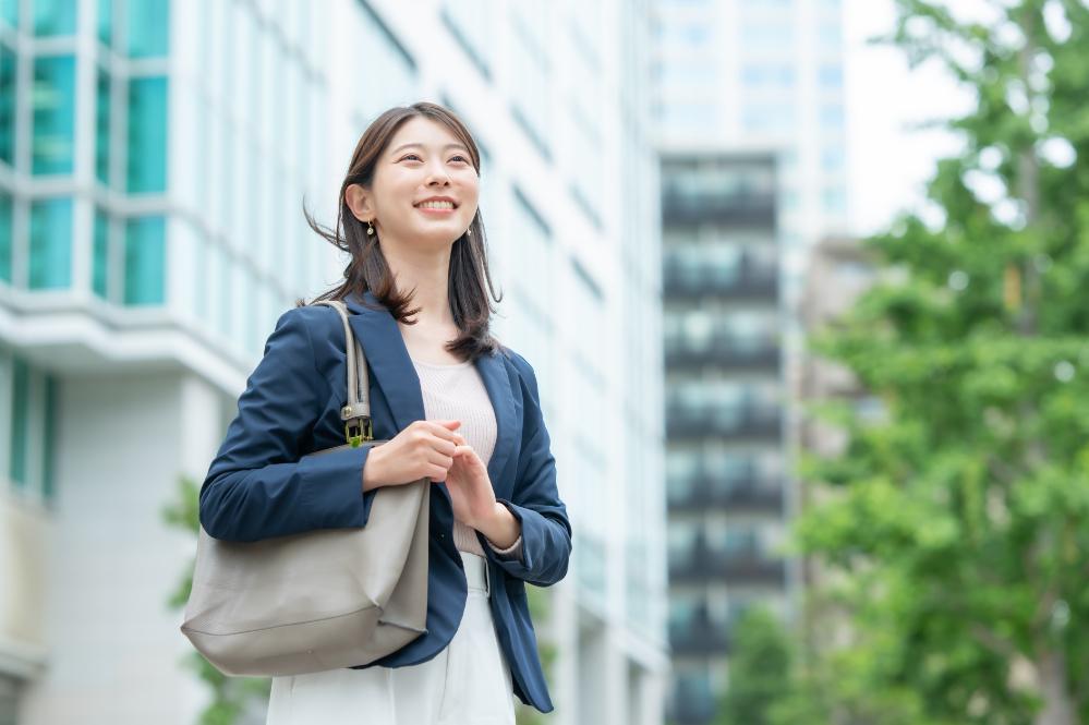 夏用レディーススーツの着こなし術！スーツの選び方や注意点を解説