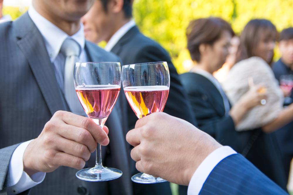 【男性ゲスト】結婚式の二次会はどんな服装を選ぶ？マナーや選び方を紹介