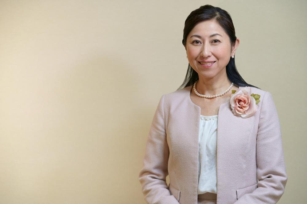 【50代女性向け】素敵なセレモニースーツの選び方とは？卒業式・入学式コーデも紹介