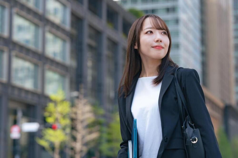 営業で好印象を与える！女性向け服装選びのポイントとおすすめコーデを紹介