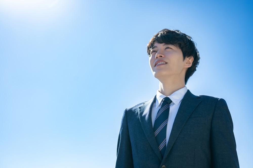 【男子大学生】入学式のスーツの選び方！おすすめコーデや色、小物一式も紹介