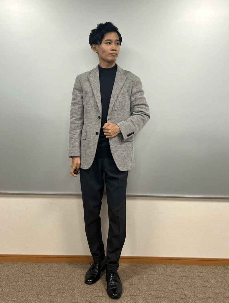 ジャケットをアクセントにする大人なオフィスカジュアルコーデ