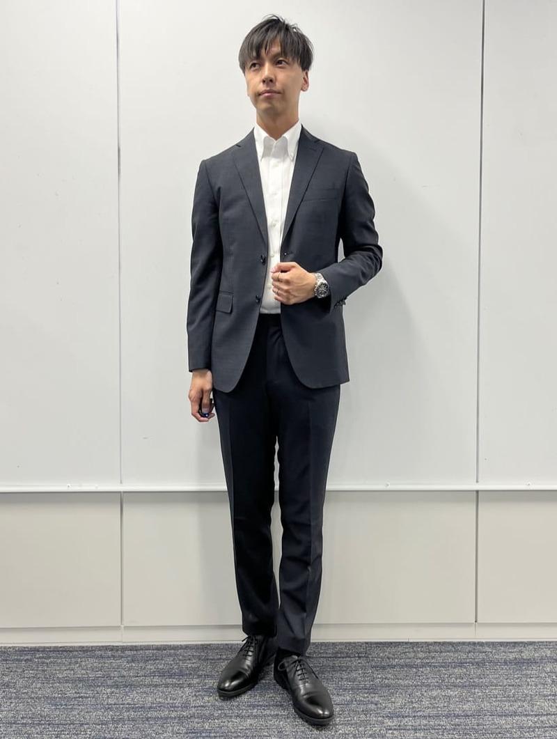 トレンドのグレースーツでまとめたクールビズコーデ