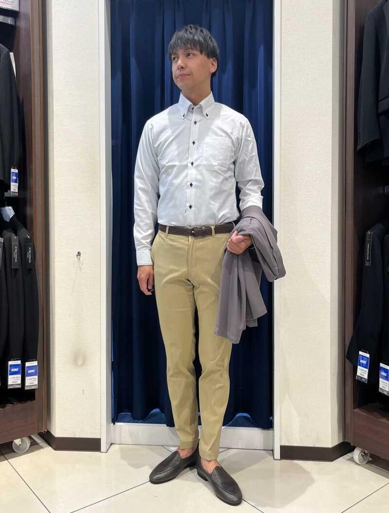 【メンズ】長袖シャツに明るめカラーのパンツを合わせたクールビススタイル