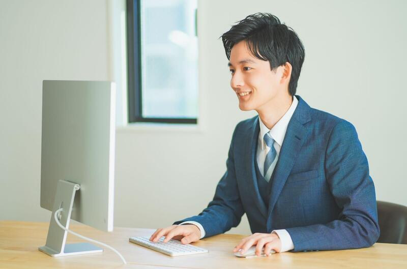保温性に優れた秋冬におすすめの公務員向けコーデ例