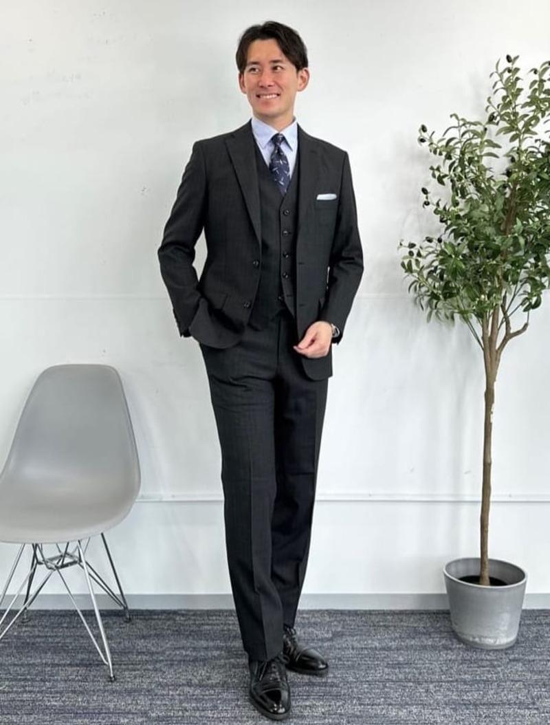 【メンズ】スリーピーススーツでかっちりとした雰囲気を演出