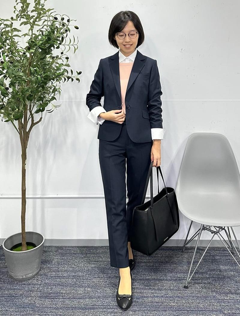 【レディース】明るめな色のニット×パンツスタイルでやわらかさとこなれ感を出す