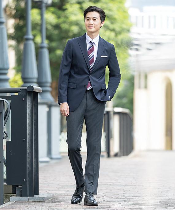 いつものスーツにフォーマルさをプラス