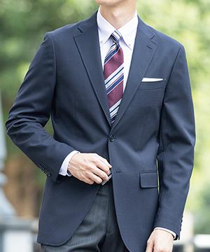 いつものスーツにフォーマルさをプラス