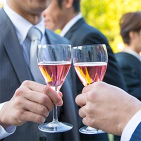 【男性ゲスト】結婚式の二次会はどんな服装を選ぶ？マナーや選び方を紹介