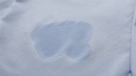 通常のワイシャツに霧吹きで水を吹きかけた跡のイメージ