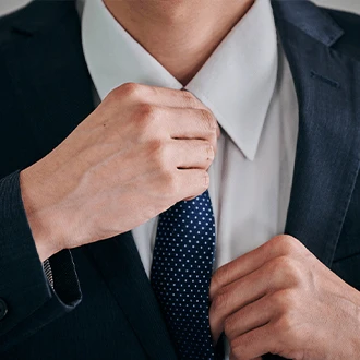 「平服指定で悩んでいる男性必見！シーン別で失敗しない服装マナーを解説」のイメージ