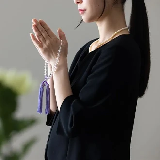 「略喪服とは?喪服との違いや着こなしを男女別に解説」のイメージ