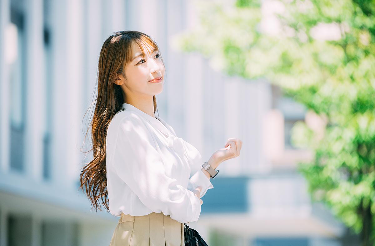 「ブラウス」とは?シャツとの違いや特徴、シーン別の着こなし術をご紹介!|レディース(女性) | 特集【AOKI公式通販】
