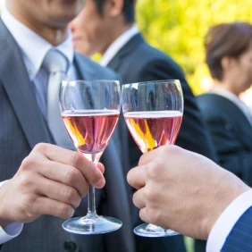 【男性ゲスト】結婚式の二次会はどんな服装を選ぶ？マナーや選び方を紹介